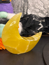 Load image into Gallery viewer, Lemon Calcite Standing Moon #85
