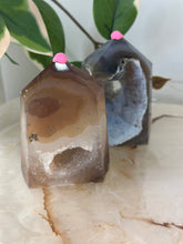 Load image into Gallery viewer, Druzy Agate Tower #30

