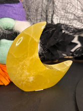 Load image into Gallery viewer, Lemon Calcite Standing Moon #70A
